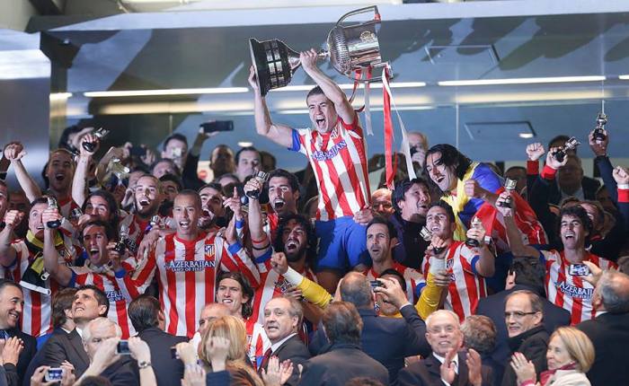 Noite de festa na Fonte de Netuno. O Atlético de Madrid é o campeão da Copa do Rei 2013. O brasileiro Miranda fez o gol do título!