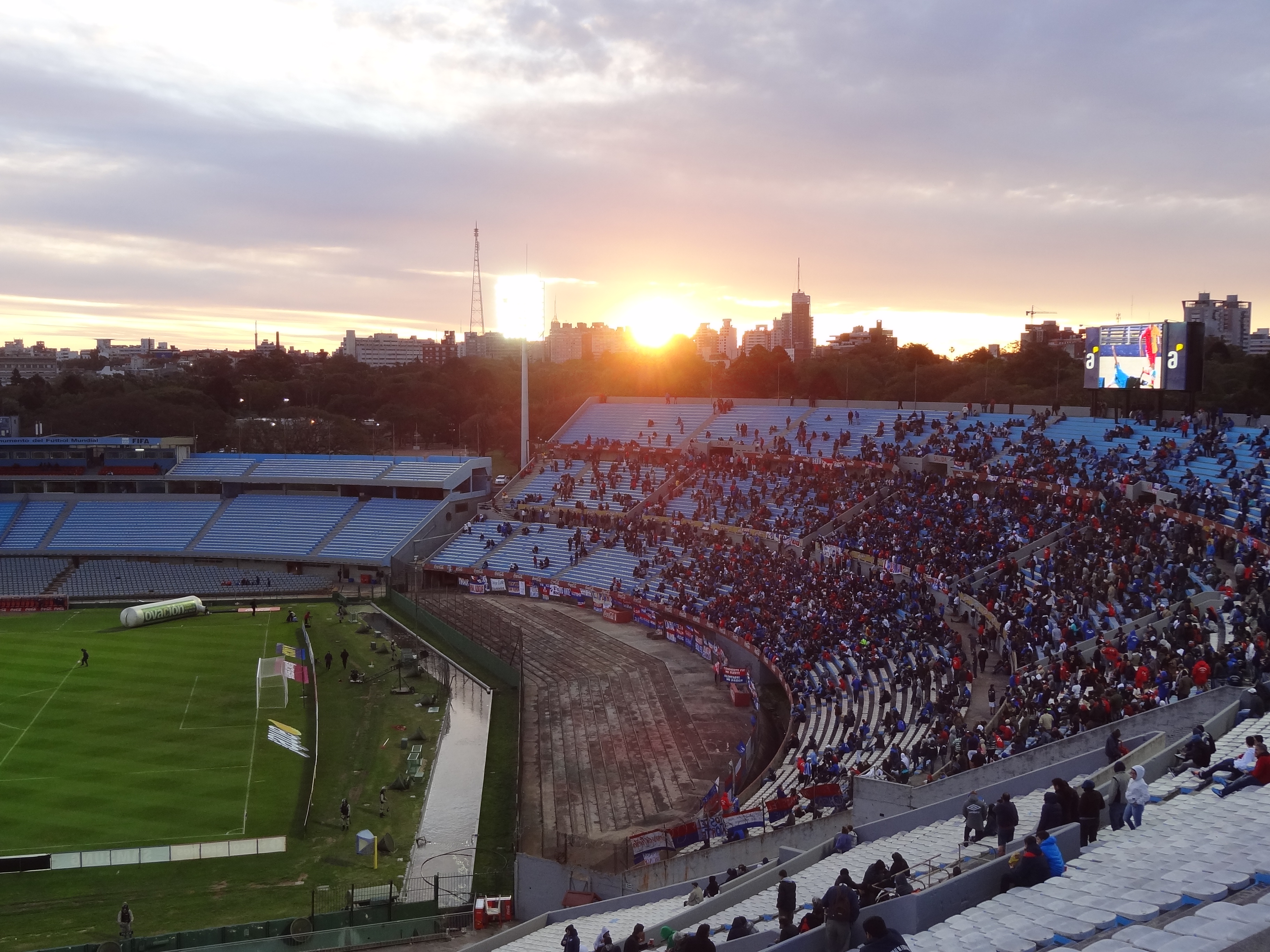Futebol ao cair da tarde – uma bela tarde com jogo do Nacional no estádio  Centenario. – Fut Pop Clube